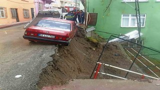İstinat duvarı çöktü, sokak trafiğe kapatıldı