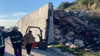 İstinat duvarına çarpan Tofaş hurdaya döndü, araçta sıkışan genç güçlükle kurtarıldı