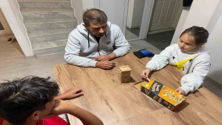 İzmirde ekrandan uzaklaşıp öğretici aktiviteler yapan veliler çocuklarına örnek oluyor