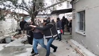İzmirde silah kaçakçılığı ve uyuşturucu operasyonu: 4 gözaltı