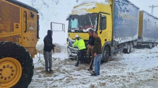 Jandarma Erzurumda yolda kalan 143 vatandaşa ulaştı