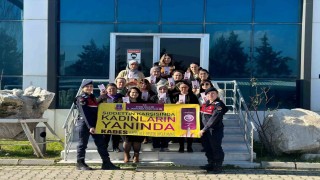Jandarma fabrikadaki kadın çalışanları bilgilendirdi