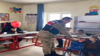 Jandarmadan köy okuluna ziyaret