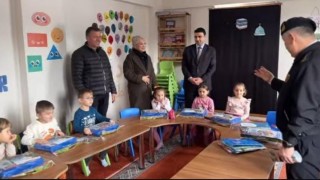 Jandarmadan miniklere hediye