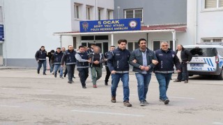 Kaçak göçmenlere VIP taşımacılık yapan şebeke Adanada çökertildi