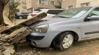 Kadıköyde istinat duvarı otomobilin üzerine düştü