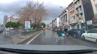 Kadıköyde motosiklet yayaya çarptı: Kaza anı kamerada