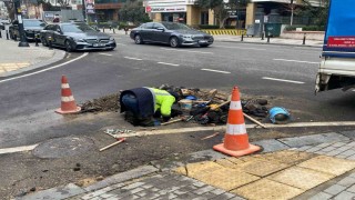 Kadıköyde su borusu patladı, tazyikli su metrelerce yükseğe fışkırdı