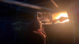 Kadın Üretici Gece Nöbeti Tutarak Salatalık Üretiyor