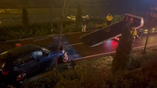 Kağıthanede alkollü sürücünün kullandığı otomobil dere kenarındaki yürüyüş yoluna uçtu