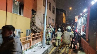 Kağıthanede evde çıkan yangında 3 kişi dumandan etkilendi