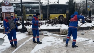 Kağıthanede kaldırımlardaki kar ve buzlar temizleniyor