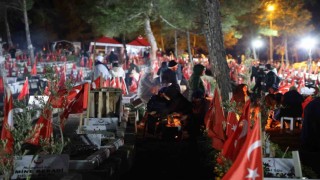 Kahramanmaraşta deprem şehitleri mezarlığına akın: Depremin şehitleri dualarla yad edildi