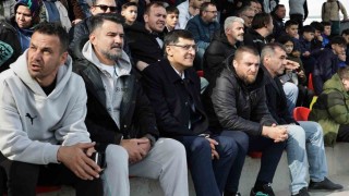 Kahveciden U-17 takımına tribünden destek