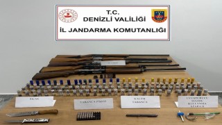 Kalem görünümlü tabanca ve ruhsatsız tüfekleriyle yakalandılar