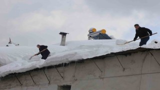 Kalınlığı 2 metreyi aşan kar ilçede hayatı felç etti