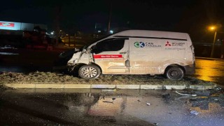 Kamyon ile minibüsün çarpıştığı kaza güvenlik kamerasında