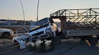 Kamyonet ile sivil polis aracı çarpıştı: 1 polis ağır yaralandı