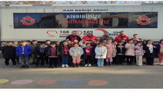 Kan bağışına velisini getiren öğrenciler Kahramanlık Madalyası ile ödüllendirildi