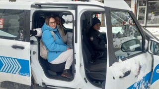 Kar sebebiyle sınava geç kalan öğrencilerin yardımına polis yetişti