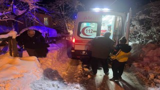 Kar sebebiyle yolları kapanan köylerdeki hastalar için seferber oldular