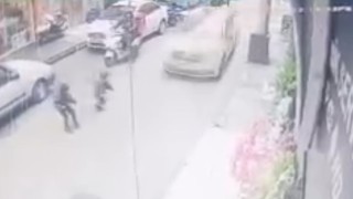 Kar topu oynarken taksi böyle çarptı