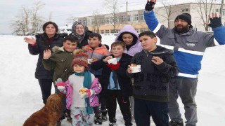 Kar topu oynayan çocuklara pizza ikramı