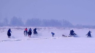 Kar üstündeki at yarışında yürekler ağza geldi