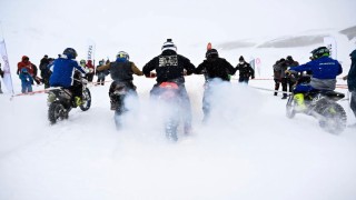 Kar üzerinde nefes kesen Motosnow yarışı