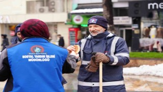 Kar ve soğukta çalışanlara iç ısıtan jest