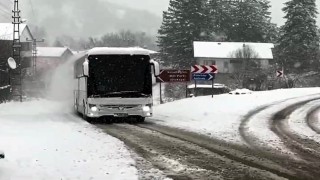 Kar ve tipi nedeniyle yolda mahsur kalan 45 kişinin yardımına karla mücadele ekipleri yetişti