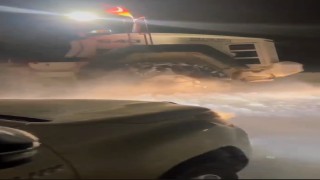 Kar ve tipide mahsur kalan elektrik arıza ekibi kurtarıldı