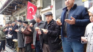 Kar yağışına rağmen esnaf geleneği bozmadı