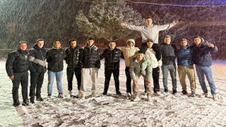 Kar yağışını çiftetelli oynayarak kutladılar