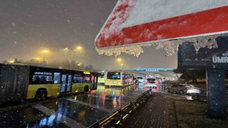 Kar yağışıyla İstanbul trafiği felç oldu