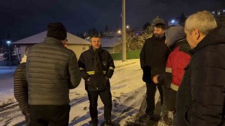 Karabük Belediyesi 100 personelle buzlu yollar için sahada görev yapıyor