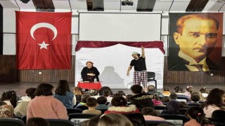 Karacasuda çocuklar tiyatroyla eğlendi