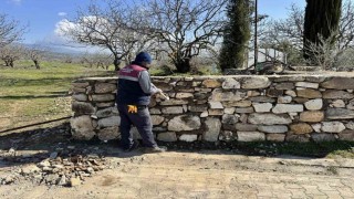 Karacasuda mezarlığın yıkılan duvarı onarıldı