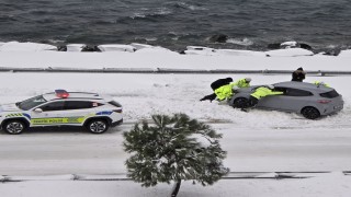 Karadeniz Sahil Yolunda bozulan aracı trafik polisleri itti