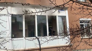Karamanda çıkan yangın nedeniyle balkonda mahsur kalan 2 kişiyi itfaiye kurtardı