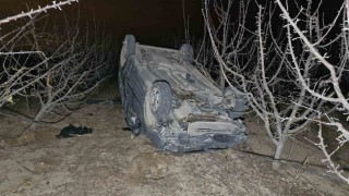 Karamanda elma bahçesine takla atan aracın sürücüsü yaralandı