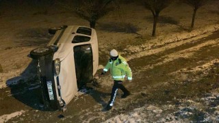 Karamanda hafif ticari araç şarampole yuvarlandı: 1 yaralı