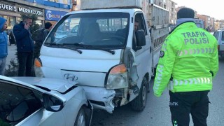 Karamanda karşı şeride geçen kamyonet iki araca çarparak durabildi