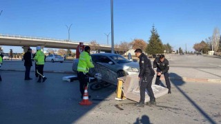 Karamanda otomobil seyyar arabaya çarptı: 1 yaralı