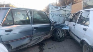 Karamanda otomobiller çarpıştı: 2 yaralı
