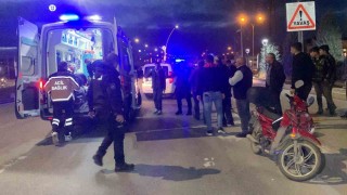 Karamanda yolun karşısına geçmeye çalışan yayaya motosiklet çarptı: 2 yaralı