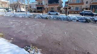 Karasuda göl ve ilçe merkezinden geçen kanal dondu