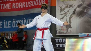 Karate ile engellerini unutuyorlar