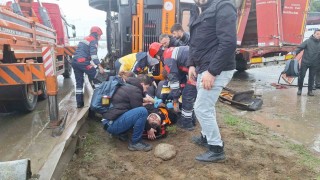 Karayolları yol süpürme kamyonu yola devrildi: 1 yaralı