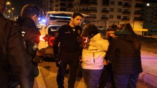 Karayolunda kendini araçların önüne atan kadın polisi alarma geçirdi
